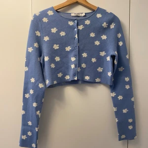 Söt kofta från nakd - Säljer denna söta tröja/kofta i ett mycket skönt material från nakd. Den är i storlek s och är endast använd någon enstaka gång. Köparen står för frakt💕