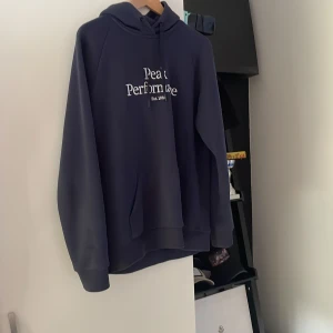 Peak performance hoodie - En snygg peak performance hoodie i storlek XL står men den sitter som M L använd en gång (nypris 700 mitt pris 399) (priset går att diskuteras)