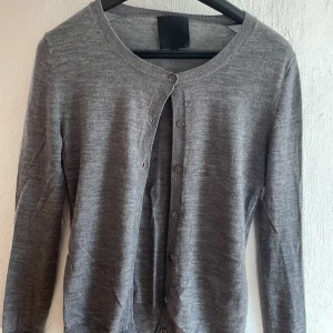 InWear kofta - Grå InWear kofta, bra skick, stickad, sju knappar