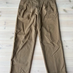 Raka Kostymbyxor - Perfekta ifall man letar efter oldmoney kostymbyxor, Skick 8/10  Storlek: W34 L30 Dessa sitter som w32 och L32 