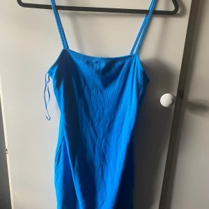 Blå klänning  - Klänning från new yorker, knappt använd och har ett fint skick. Har inga synliga skador. Normal i storleken, stretchigt i tyget. Finns på flera sidor samt finns i Linköping. 