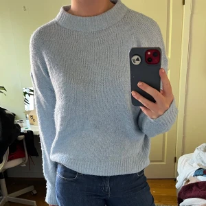 Ljusblå stickad tröja - En snygg ljusblå stickad tröja i bra skick,(lite nopprig)