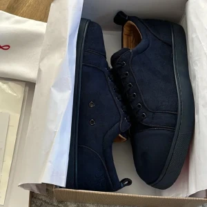 Ett par detta Louboutin - Har använt de 2 gånger och inget mer då de inte sitter så bra i storlek, kom privat för kvittot och annat.