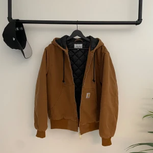 Carharrt Jacka - Duck Active Jacket från Carhartt är en overzised jacka. Det är rekommenderat att ta en eller två storlekar mindre för att få en bra passform 