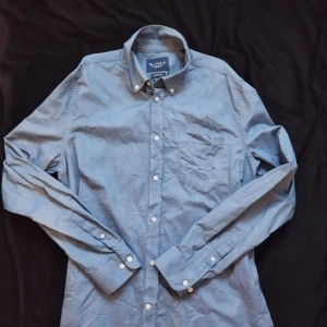 Ljusblå skjorta bondelid  - Säljer min bondelid skjorta i storlek L, använd ett par få tillfällen och är i nyskick utan några som helst defekter.