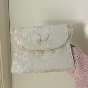 Coquette clutch bag/kuvertväska - Hade ifrån början ett axelband gjord på pärlor men den gick sönder så nu funkar den lika bra som en kuvertväska eller om man vill sy till ett band 🦋