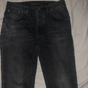 Nudie jeans - Ett par svarta nudie jeans som ja nu säljer har använts några gånger men är fortfarande i bra skick. Priset kan diskuteras priv