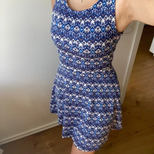 Blå kläning - Klänning med stretchig och mjuk material. 