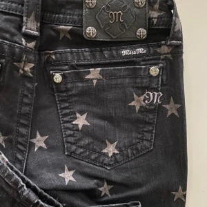 MissMe str 27 - Poulära Y2K jeans från missme. Storlek 27 innerbenet 31. Har flera olika modeller ute. 98%cotton, 2 % elastan 