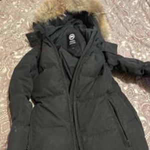 Canada gosse  - Säljer min jacka nu då jag inte behöver den mer 