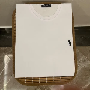 Ralph Lauren T shirt vit - En helt ny och oanvänd Ralph Lauren T shirt i färgen vit. Perfekt skick och sitter mycket fint.