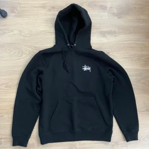 Hoodie Stussy Svart - Säljer en Hoodie från Stussy i klassisk design som är i nyskick. 