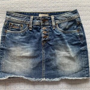Low waist jeans kjol - den här super snygga  jeanskjolen köpte jag i en liten butik i spanien. säljer den eftersom den var förliten för mig tyvärr💕aldrig använd, midjemåttet är 34cm rätt över⚠️använd KÖP NU funktionen⚠️