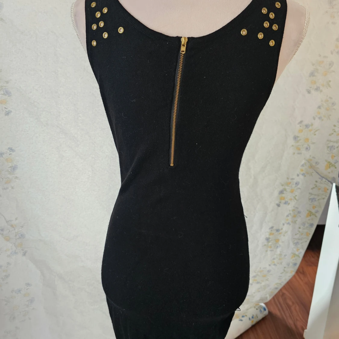 Svart klänning med nitar - 90