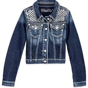 Miss me jeans jacka - Jätte snygg miss me jeans jacka. Fyndad  second hand, storlek M men ganska liten passform. Passar s -m. Kommer inte till användning då den sitter tajt i armarna på mig som vanligtvis har M. Pris går att diskutera