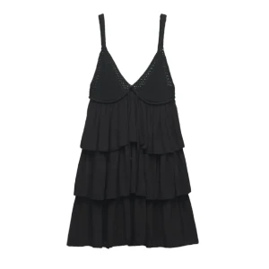 Svart zara klänning  - Säljer denna svarta klänningen från zara! Super fin klänning som tyvärr inte kommer till användning!