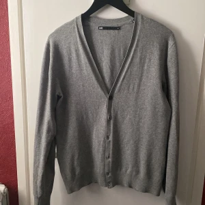 Cardigan - En snygg tunn cardigan från Wefashion i färgen grå och perfekt i varmt och svalt väder. Väldigt bra skick och i storleken S.