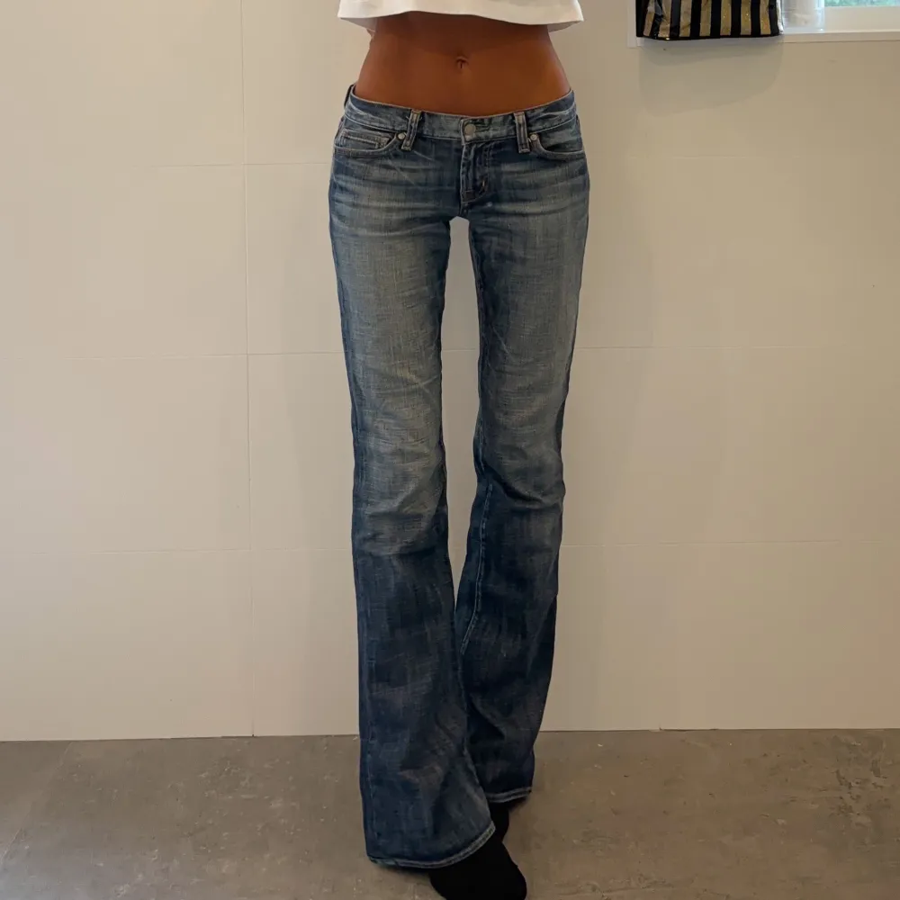 Lågmidjade jeans från Guess. Strl 27. Midjemått: 76 cm Innerbenslängd: 84 cm Går bra att köpa direkt ❤️. Jeans & Byxor.