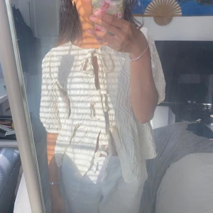 Blus med rosetter - Jätte fin blus från ginatricot med rosetter. Använd 2 gånger och därmed säljer. Priset kan diskuteras!🤍