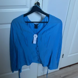 Blå blus - Blå blus ifrån lindex som inte kommit till använding. Köpt för 399 men säljer nu för halvapris alltså 200 kr. 