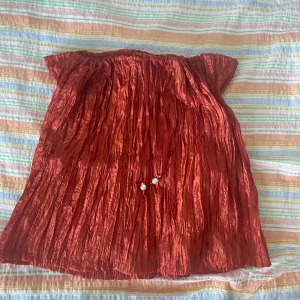 Tröja/kjol - Går att använda som både kjol och topp, använt som topp och knutit ihop den med de söta pärlorna framtill . Storlek M-XL