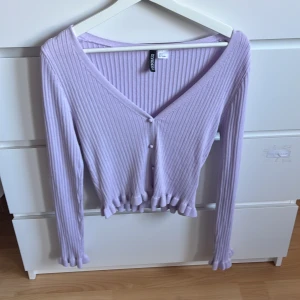 Lila tröja/kofta - Nyskick. Använd en gång. Inte min stil. Hör av er vid intresse och prisförslag 