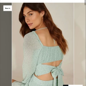 Grön blus - Grön blus ifrån nakd, knappt använd. Öppenrygg med knytning.