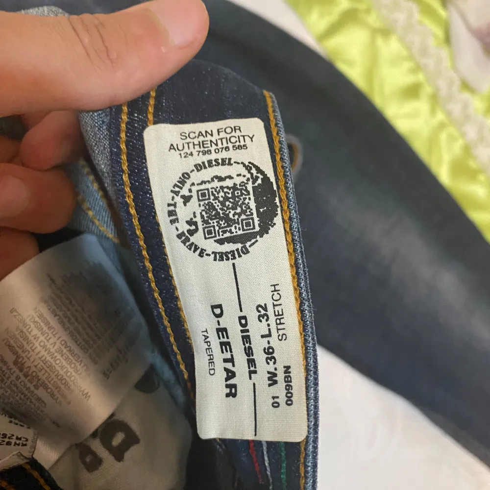 Ett par blå jeansbyxor från Diesel i storlek 36. Byxorna är helt äkta och är i helt nyskick, säljer för att dem passar inte mig längre.. Jeans & Byxor.