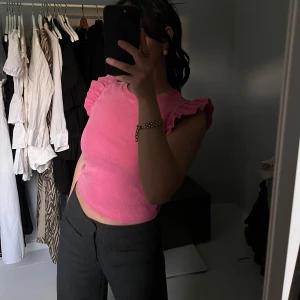 Topp med volanger - Tveka inte vid frågor! Säljs på grund av flytt och rensning 🌸