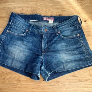 Lowwaisted shorts - Man kan vika upp kanterna lite mer om man vill🙏