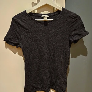 Grå t-shirt - Knappt använd gråmelerad t-shirt i skönt bomullsmaterial från H&M i storlek XS. 