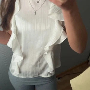 Fin blus - Supersnygg blus köpt här på plick, tyckte tyvär inte om passformen på mig. Lånade bilder