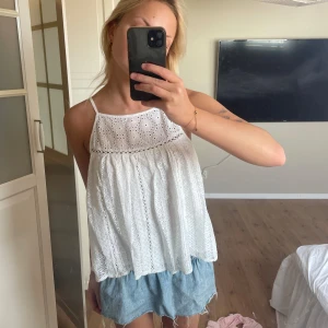 Sommar topp - Super fin sommar topp! Passar till allt, aldrig använd. ( betalning sker via Swish med spårbar frakt via postnord ) 💛