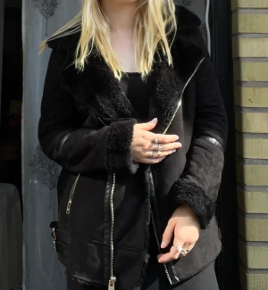 Vinterjacka i mocka - Jacka från Pull&Bear outwear Fint skick, knappt använd. Storlek 38/ M