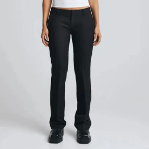 lågmidjade kostymbyxor  - säljer dessa lågmidjade kostymbyxor från bikbok som inte längre kommer till användning💓