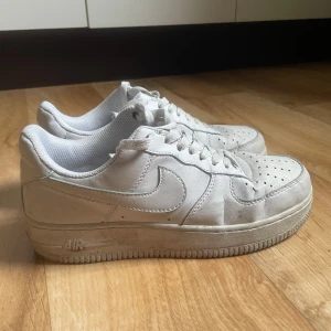 Nike Air Force 1 - Hej! Säljer mina Nike air force 1 eftersom dom inte kommer till användning längre. Inget fel med dom bara att dom är lite creasade. Kan gå ner i pris vid snabb affär!! Har ni frågor skicka bara!