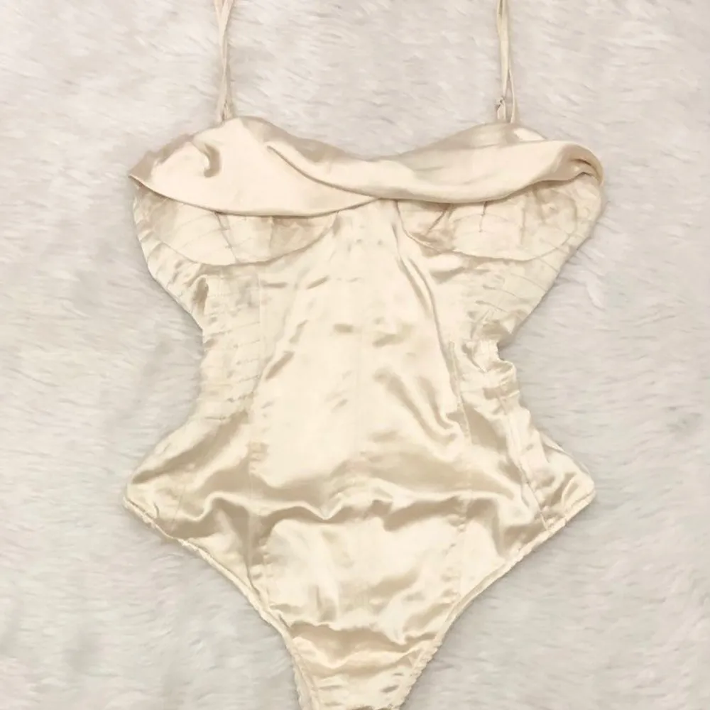 Body från Zara i satin. Stl S. Finns i Västerås eller skickas mot frakt, 46kr.. Toppar.