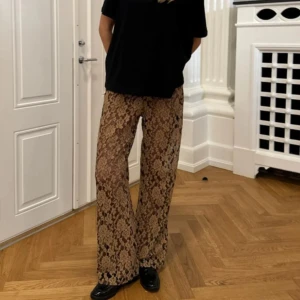 As snygga spetsbyxor - Säljer mina så coola spets byxor i en lite guld brun färg! Fint skick