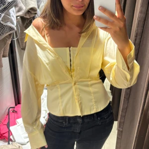 Topp - Gul topp från zara endast använd en gång 🤍🤍