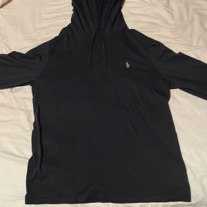 En helt ny polo Ralph lauren tjocktröja - Skick 10/10 helt ny har bara testat den Nypris:1299kr Mitt pris:600kr Modellen är 180 cm lång Skriv vid funderingar  Kom dm 