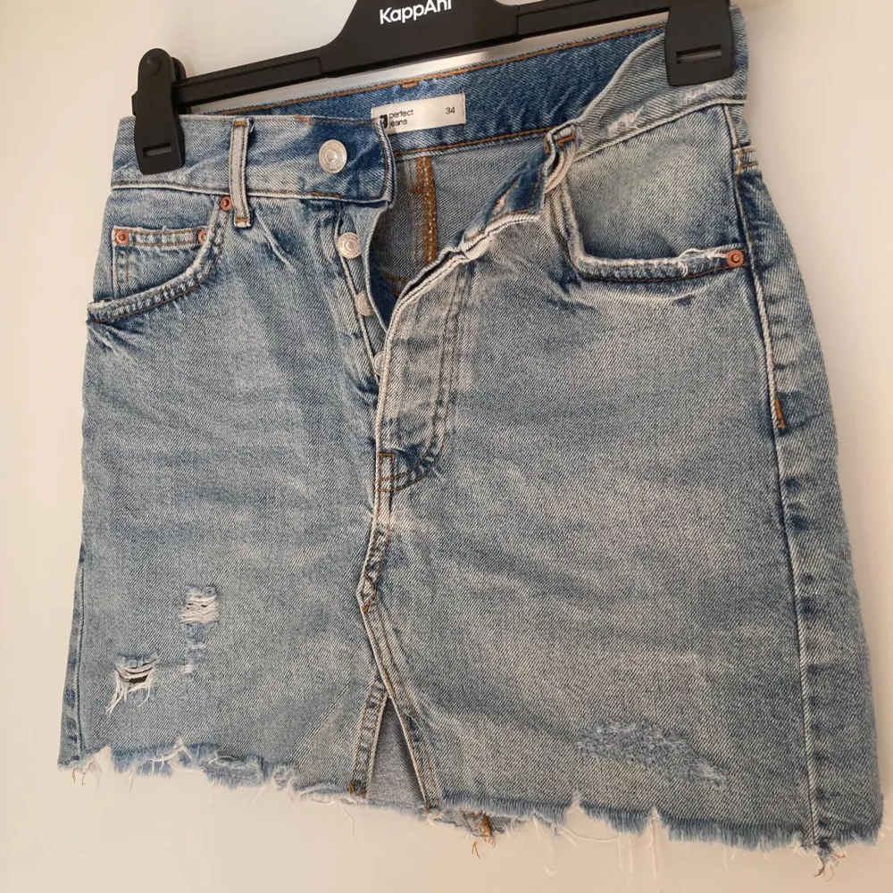 Jeans kjol från Gina Tricot. Väldigt fin men kan inte komma till användning pågrund av att den är för liten. Använd fåtal gånger och har inga defekter💓. Kjolar.