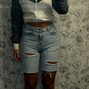 Jeansshorts  - Jeansshorts i storlek 38 från ginatricot💕