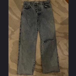 Zara ljusa jeans  - Så snygga ljusa jeans från Zara, säljer då dom tyvärr blivit för små för mig som är S/M. Märkta 38 men skulle säga att de är som en 36a/small 
