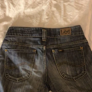 Lågmidjade lee jeans  - Lågmidjade lee jeans som är bootcut som tyvärr ej passar längre de har haft ett litet hål vid skrevet men som är ihopsytt och som ej syns när man bär de💗