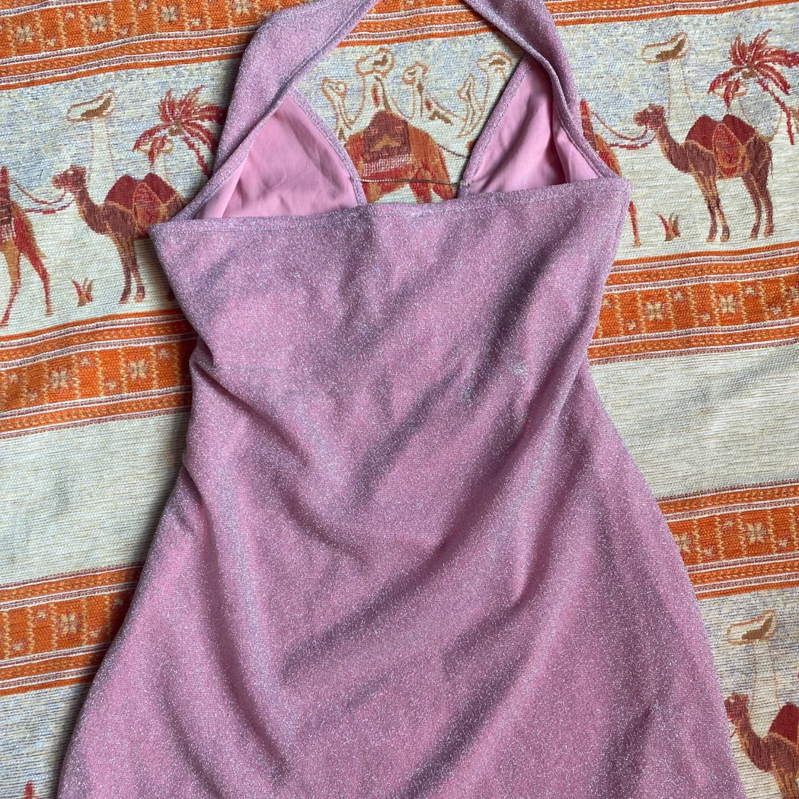 Ljusrosa glittrig klänning med rhinestone detaljer - 90