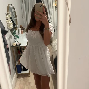 Vit bodysuit/klänning - Vit klänning/bodysuit i storlek S✨💕