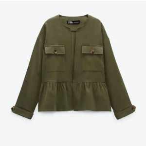 Grön kofta/jacka💚 - Sååå söt, ifrån zara! Skriv för mer bilder. Bra skick!🩷🩷strl M men skulle säga att den passar XS/S/M beroende på hur man vill att den ska sitta!