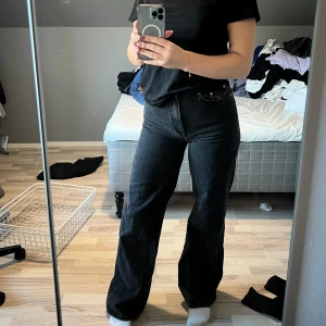 Vidajeans  - Snygga sköna jeans som inte längre kommer till användning. Bra skick. De är inte helt svarta utan lite svartgrå färg 