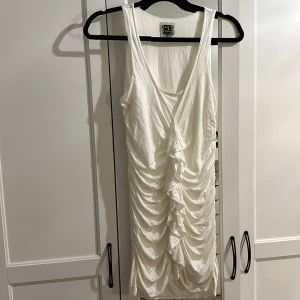 Vit klänning - Den är väldigt kort därför rekommenderar jag den till tjejer som är korta o smala. Inga defekter alls. 