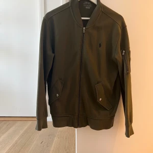 Polo Ralph Lauren kofta  - Bekväm och stilren och passar till allt, nypris 22999 kr från butik 